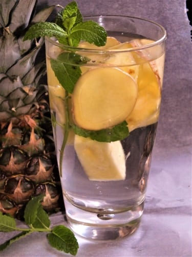 Ovocná voda: ananas s mátou
