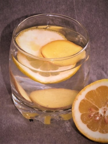 Ovocná voda: citrón a zázvor