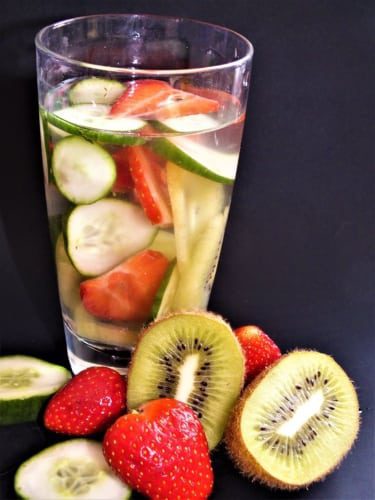 Ovocná voda: jahoda, kiwi a okurka