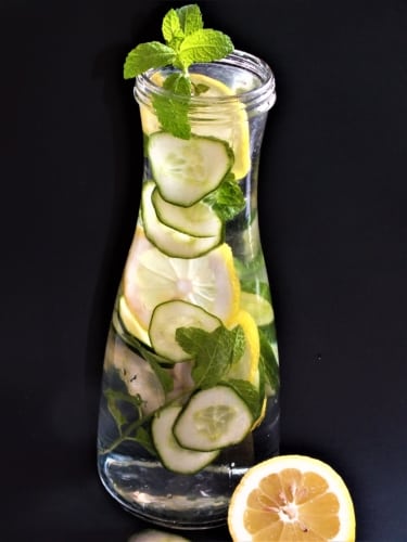 Ovocná voda: okurka, máta a citrón
