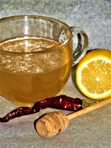 Chřipkový čaj: chilli, citrón, česnek a med