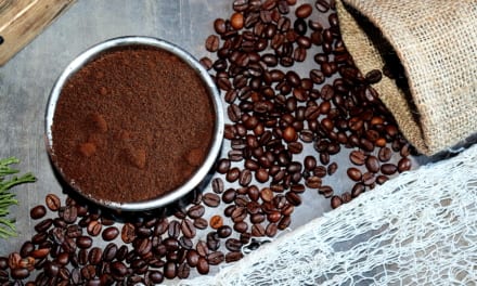 Kávový lógr: Skrytý poklad pro vaše tělo, vlasy i zahradu