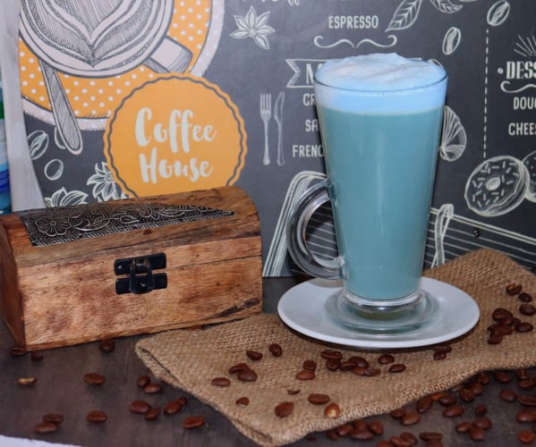 Caffe Latte s modrou spirulinou